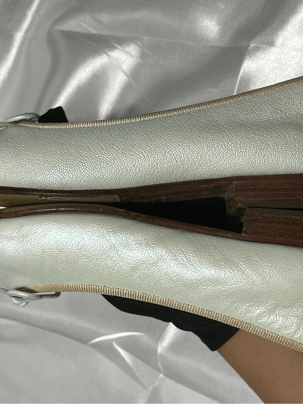 CHANEL white caviar Leather Ballet Flats with Bow and CC Logo